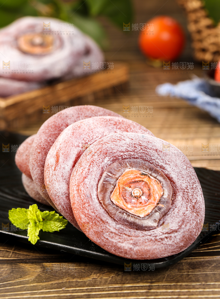 黑石板上放着圆柿饼