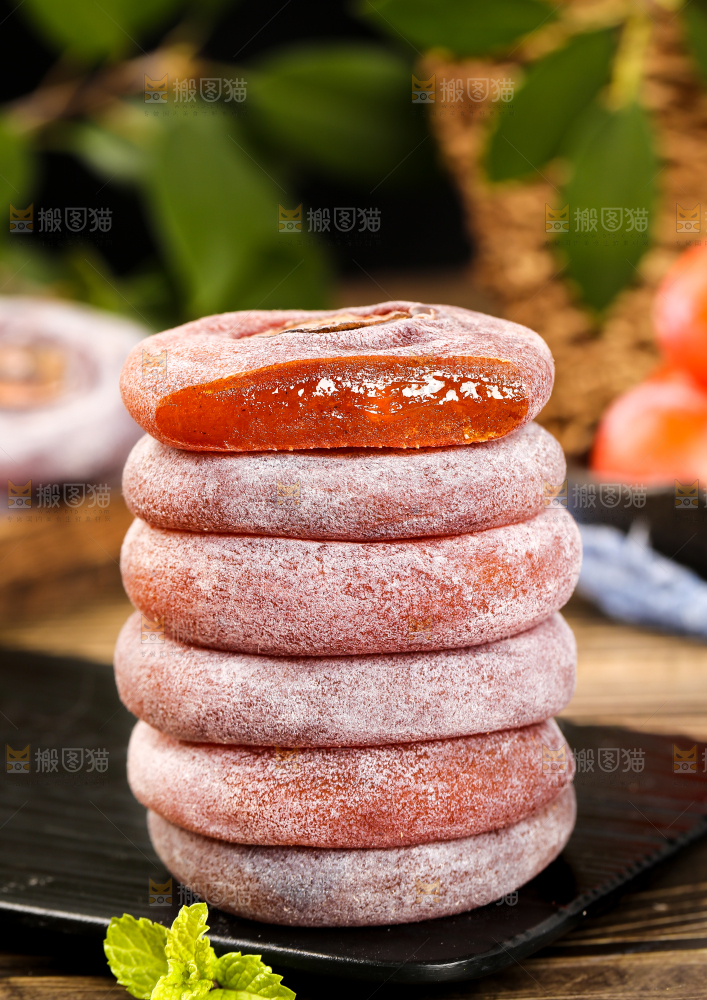 黑石板上放着圆柿饼