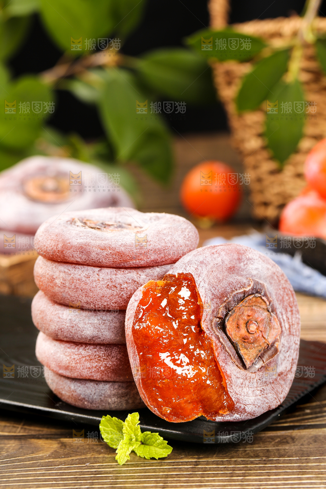黑石板上放着圆柿饼