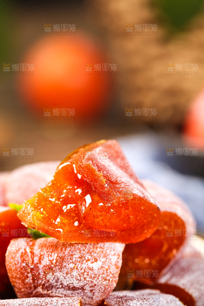 黑石板上放着圆柿饼