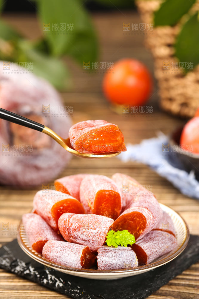 黑石板上放着圆柿饼
