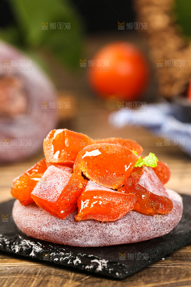 黑石板上放着圆柿饼