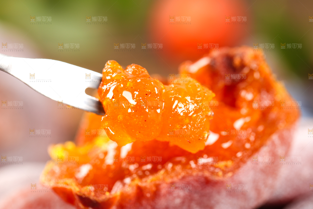 手里拿着撕开的柿饼