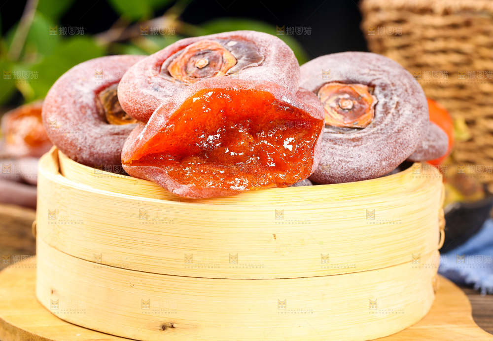 蒸笼里放着柿子饼