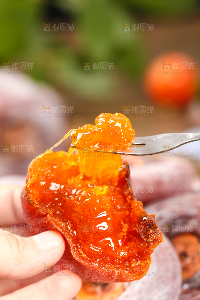 手里拿着撕开的柿饼