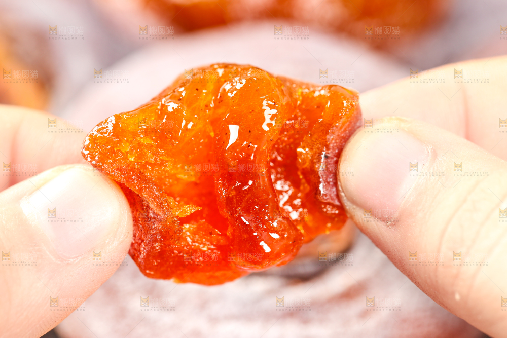 手里拿着撕开的柿饼