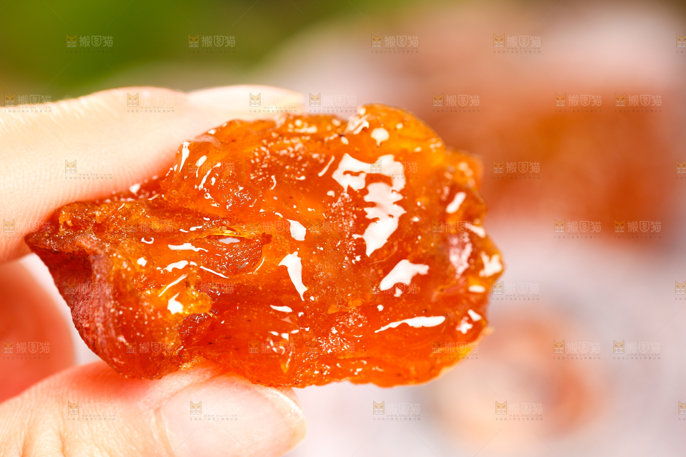 手里拿着撕开的柿饼