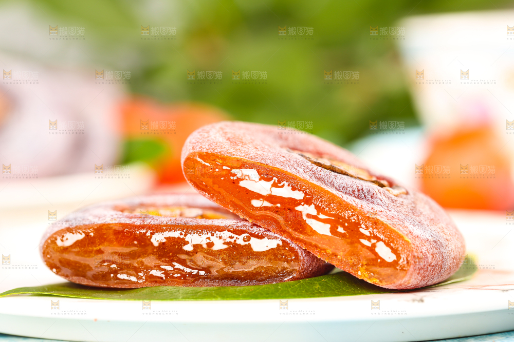 碟子里放着圆柿饼