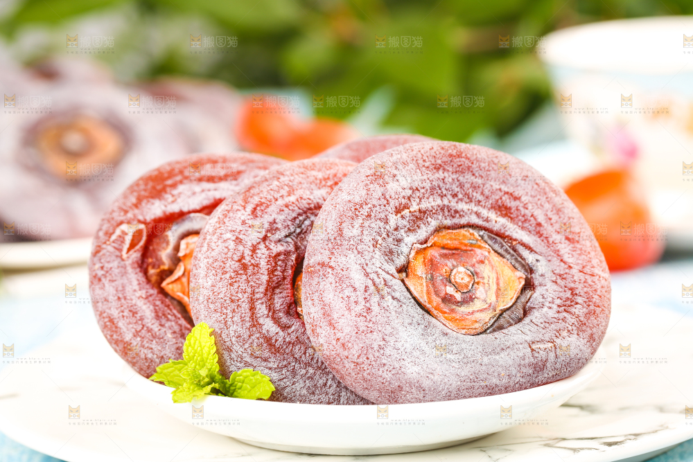 碟子里放着柿子饼