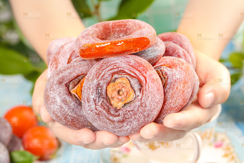 手里拿着柿子饼
