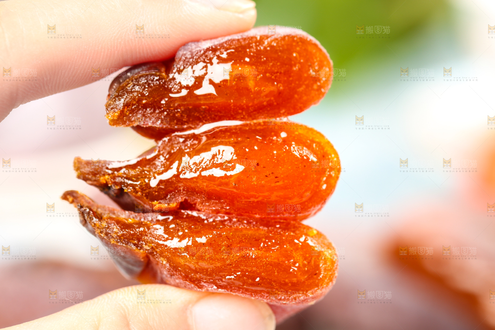 手里拿着圆柿饼