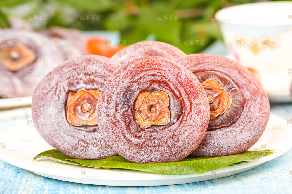 碟子里装着柿饼