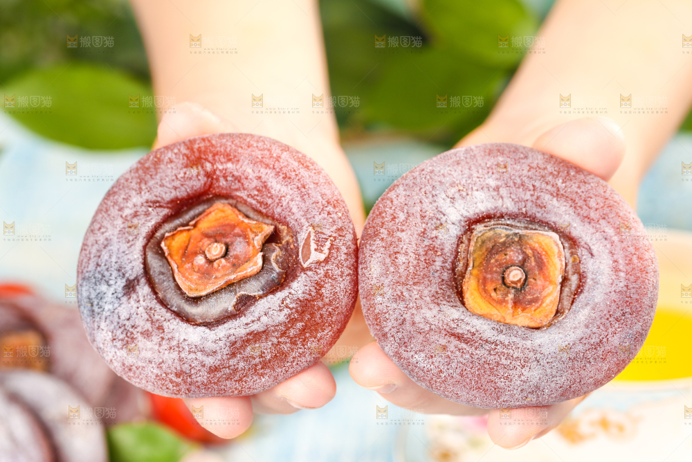 手里拿着柿子饼