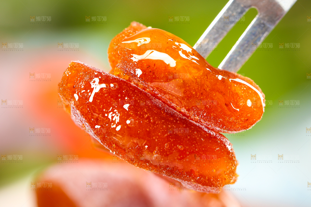 碟子里装着柿饼