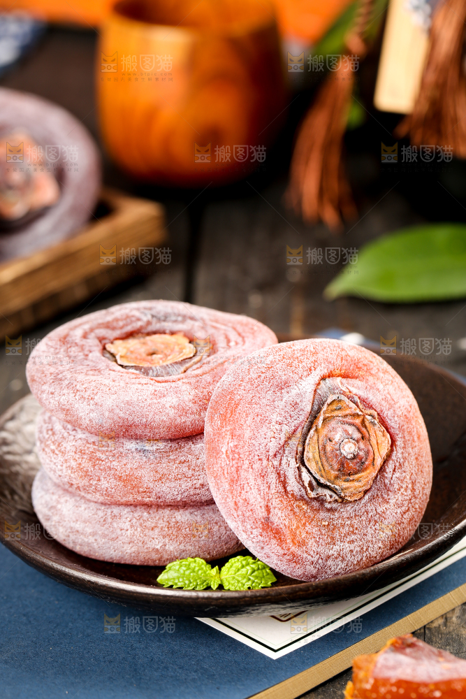 木底上放着柿子饼