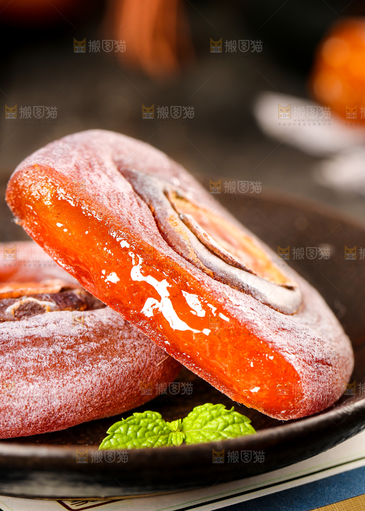 木底上放着柿子饼