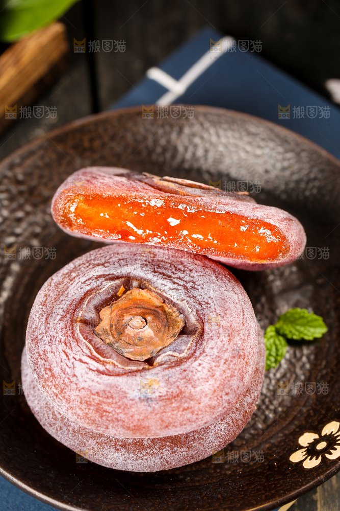 木底上放着柿子饼