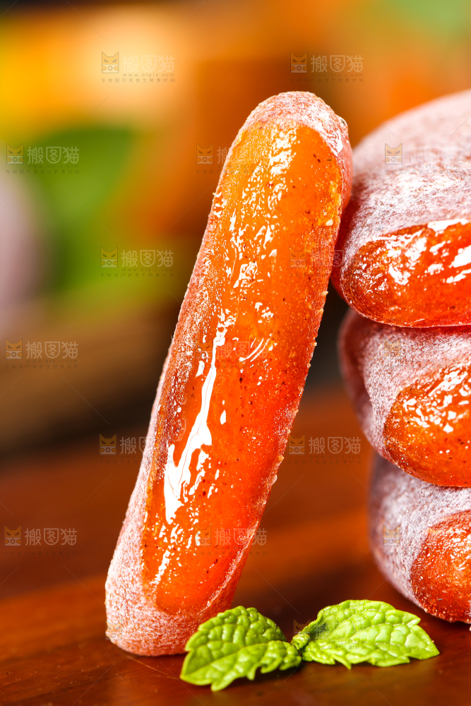 木底上摆放着柿子饼