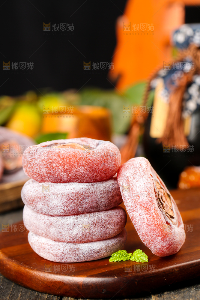 木底上放着柿子饼