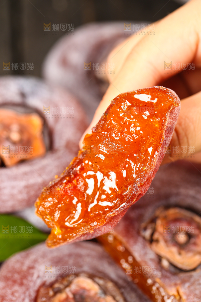 手里拿着圆柿饼