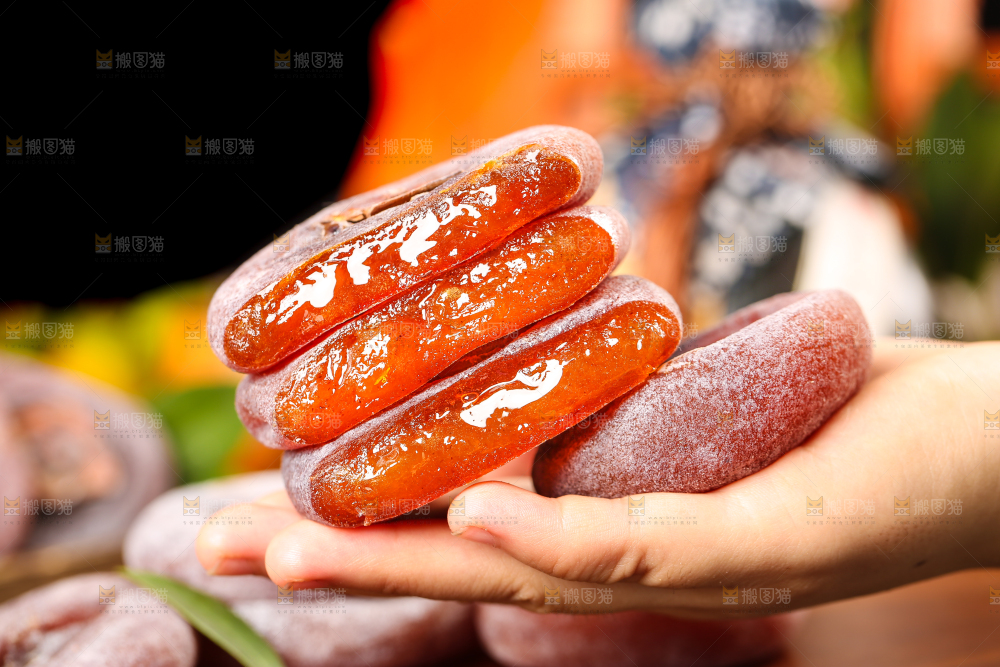 手里拿着圆柿饼