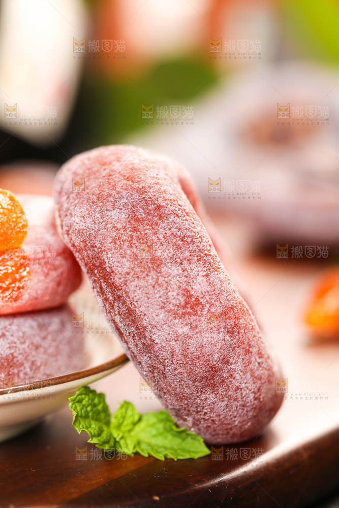 木底上摆放着流心柿饼