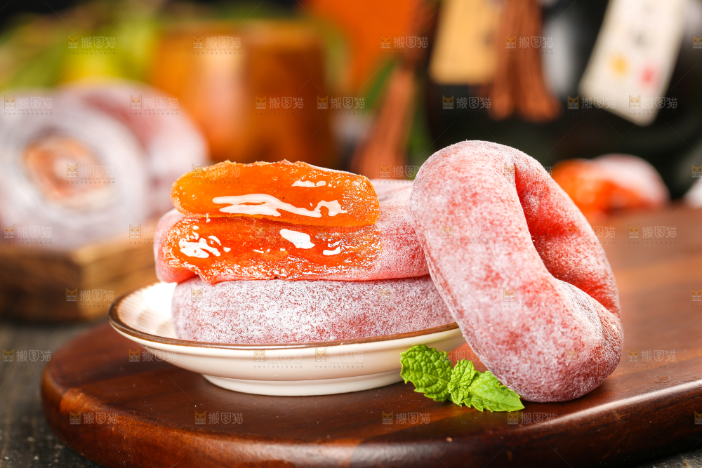 木底上摆放着流心柿饼