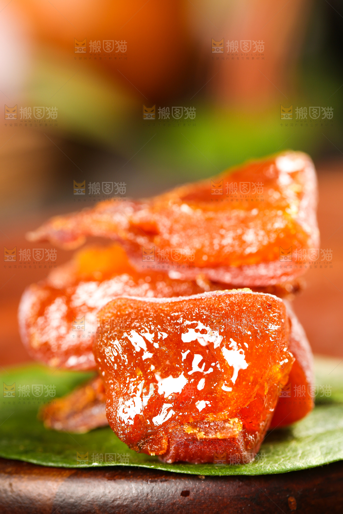 木底上摆放着流心柿饼