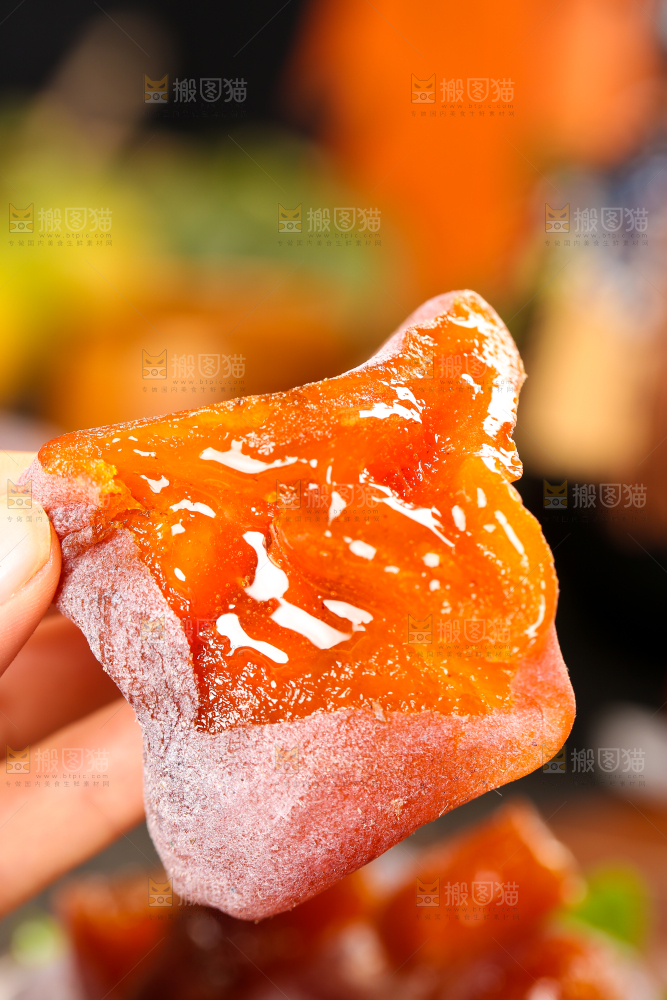 木底上摆放着流心柿饼