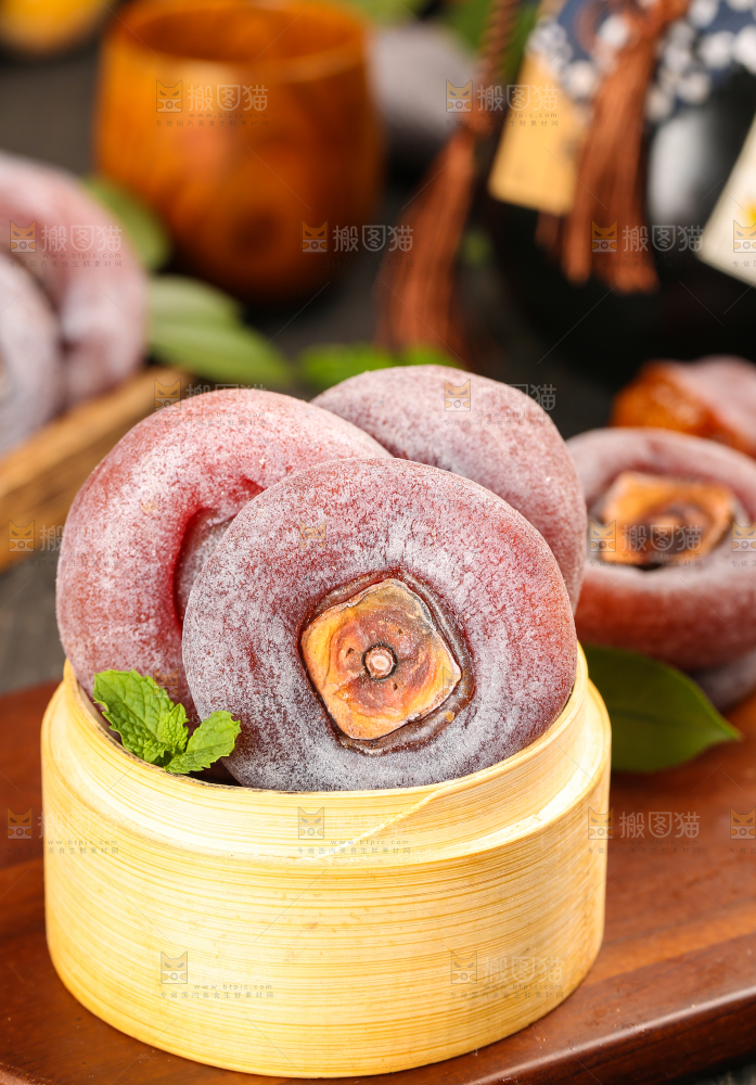 蒸笼里放着柿子饼