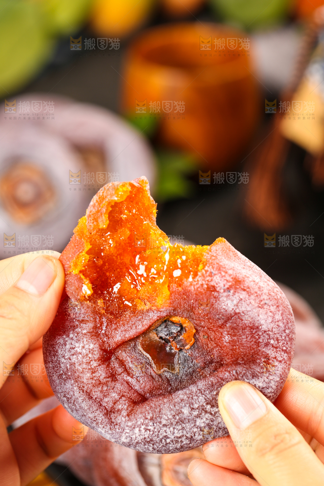 木底上摆放着柿子饼