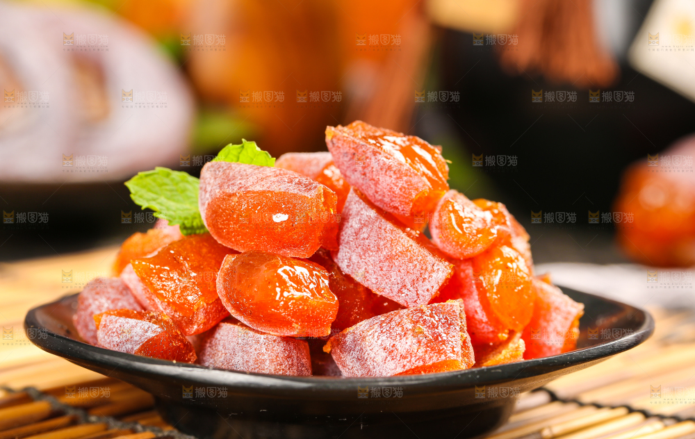 木底上摆放着柿子饼