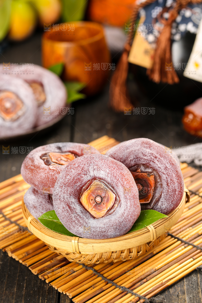 篮子里放着柿子饼