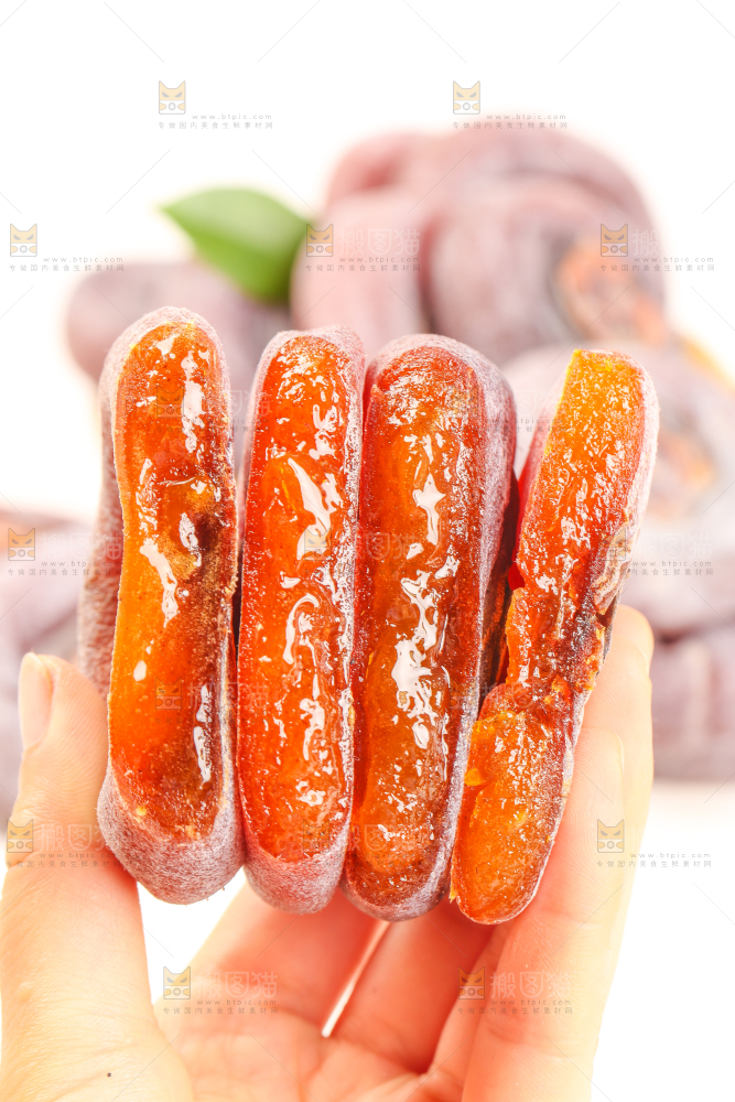 白底上摆放着柿子饼