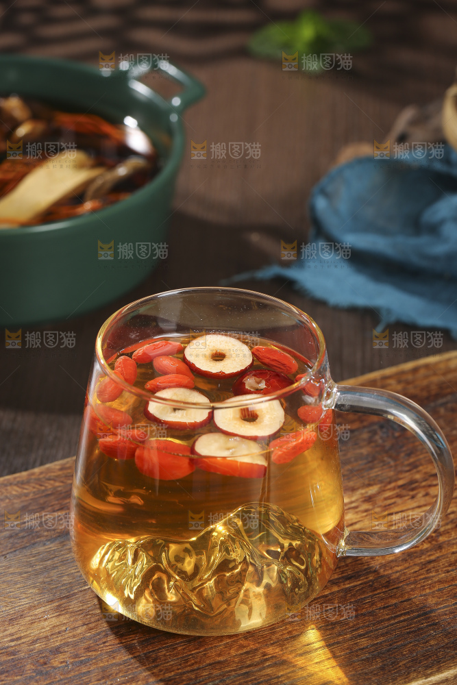 木底上的枸杞红枣茶