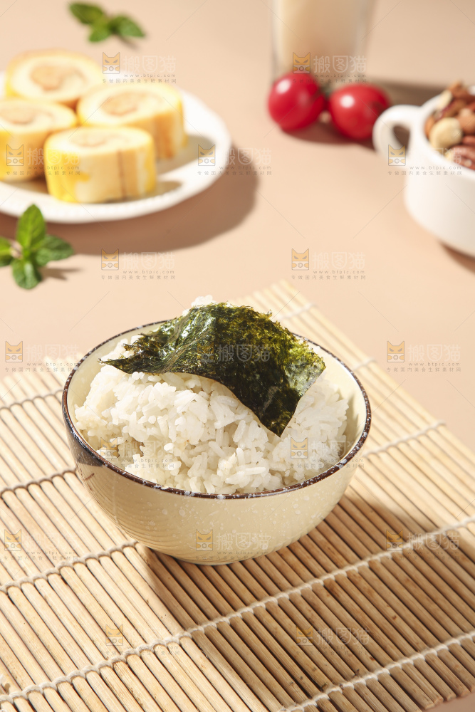 浅底上的海苔包饭