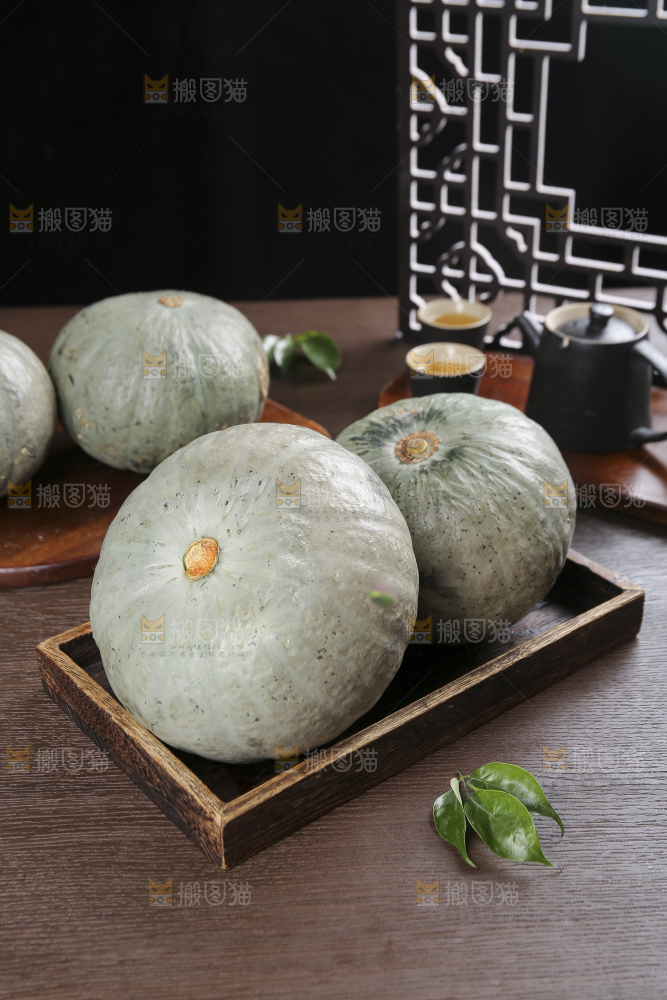 深底上的银栗南瓜