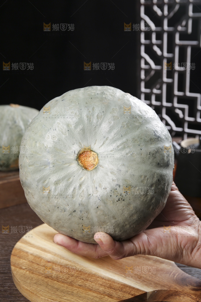 深底上的银栗南瓜