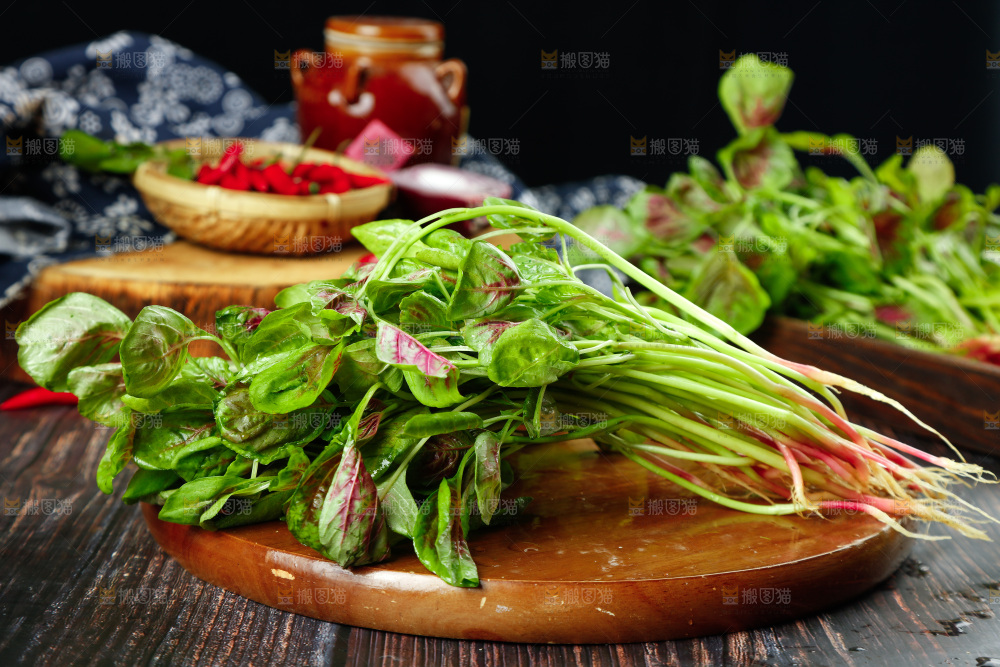 深底上的新鲜苋菜