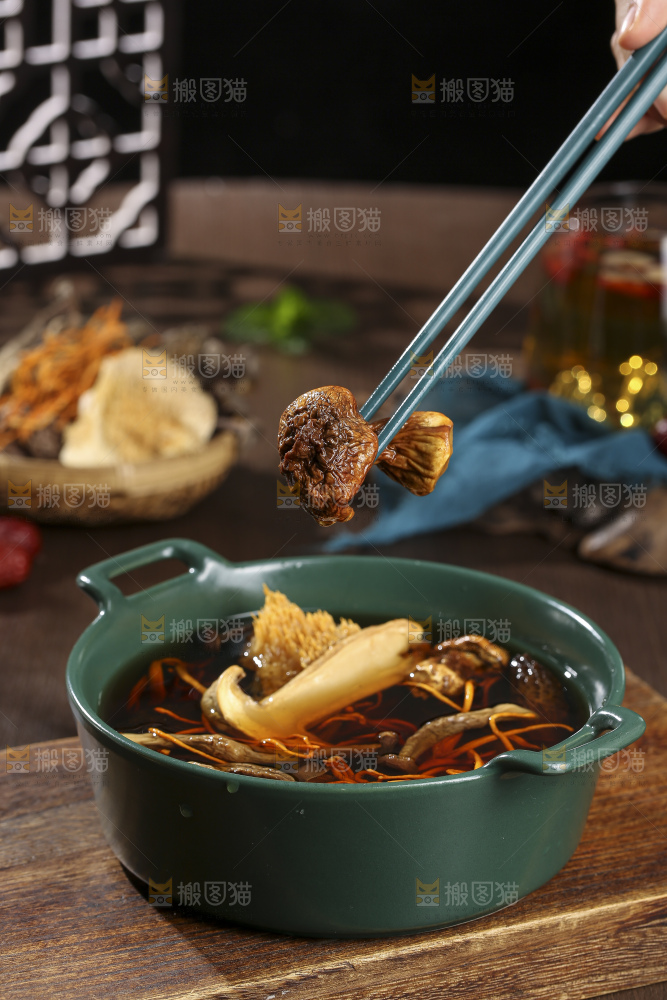 木底上的菌菇汤
