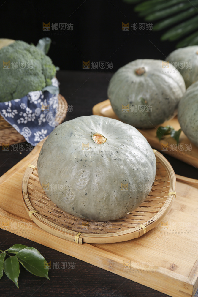 深底上的银栗南瓜