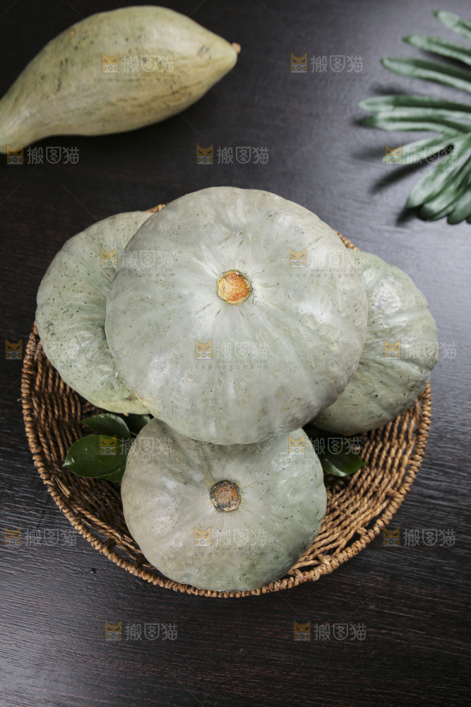 深底上的银栗南瓜