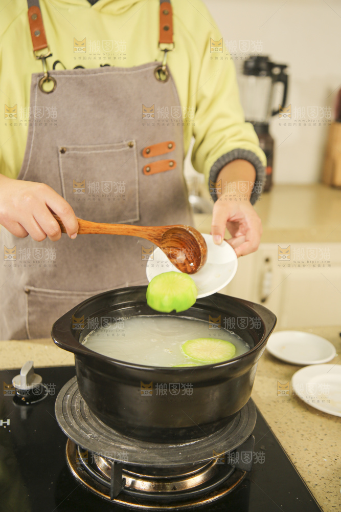 砂锅里煮着肉丸