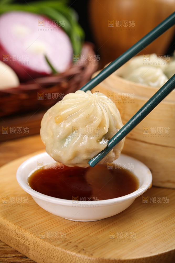 木底上摆放着的小包子