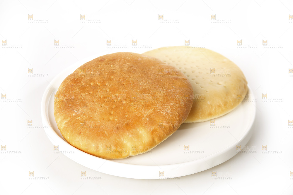 白底上的披萨饼