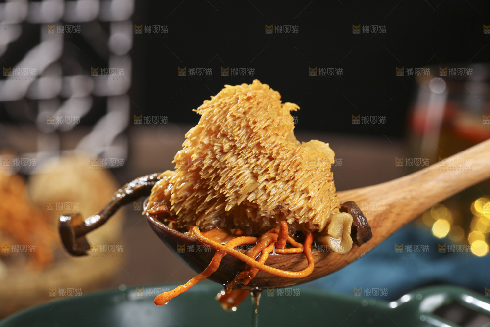 木底上的菌菇汤