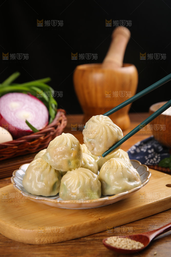 木底上摆放着的小包子