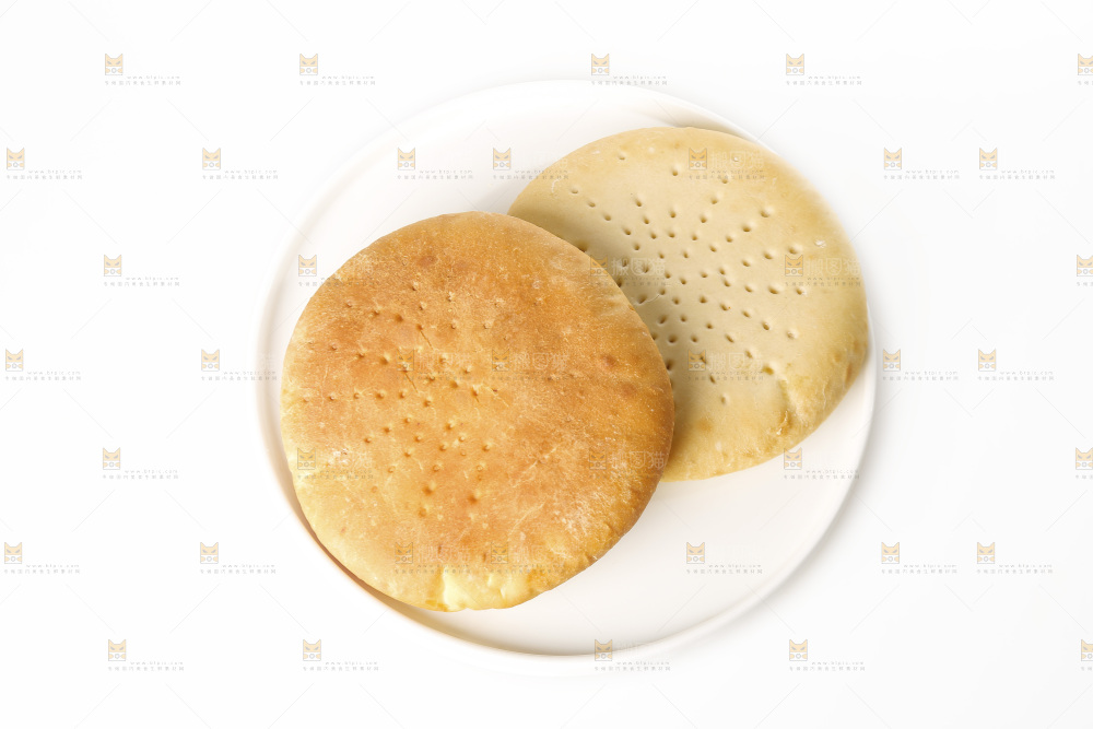 白底上的披萨饼