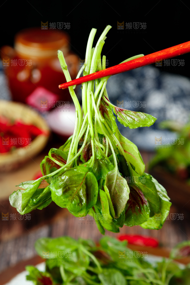 深底上的新鲜苋菜