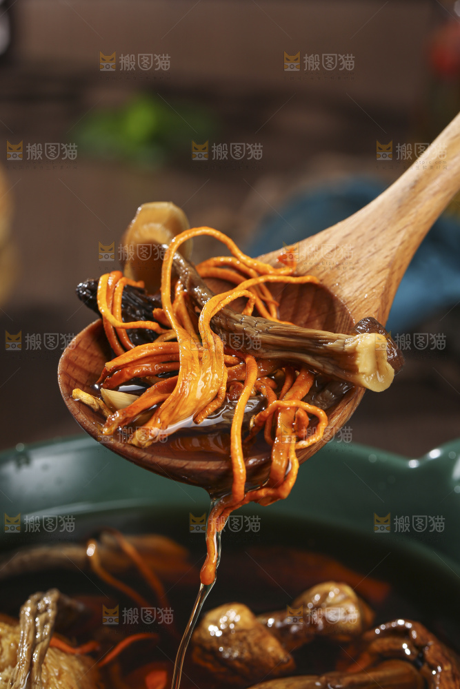木底上的菌菇汤